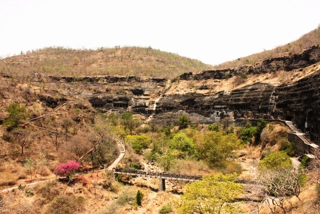 アジャンタの石窟寺院群を第1窟付近から一望