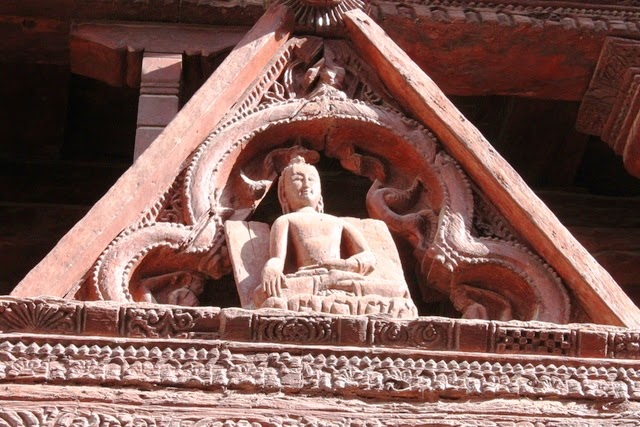 柱に刻まれた仏陀の彫刻