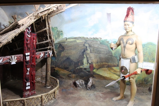 ナガ族の昔の衣装と家