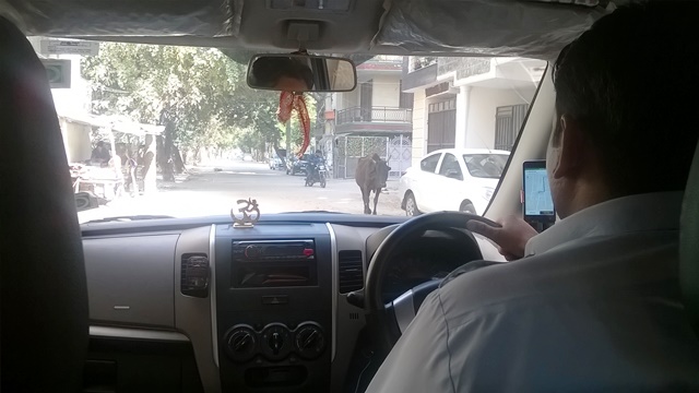 インド　オーラ　タクシー：清潔な車内