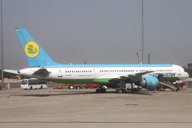 駐機中のウズベキスタン航空のB757機