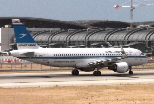 クウェート航空A320機材と建設中の新ターミナル