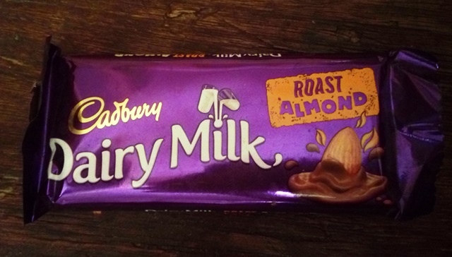 インド　チョコレート　お土産：Cadbury Dairy Milk Roast Almond