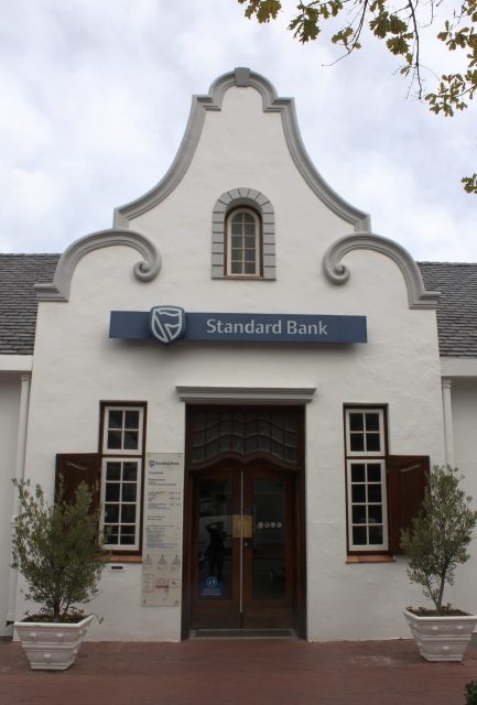 古い建物を利用した銀行