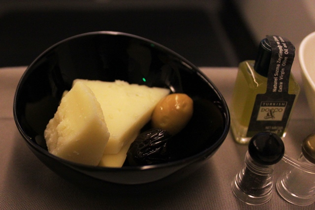 チーズとオリーブ盛り合わせ