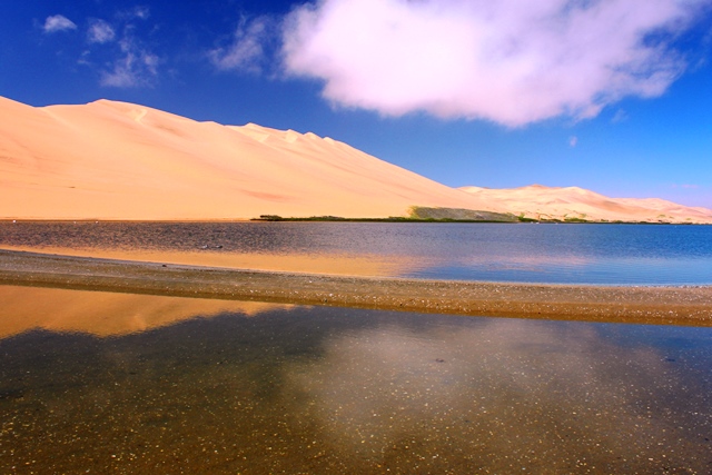 砂丘と海が交差するサンドイッチハーバー