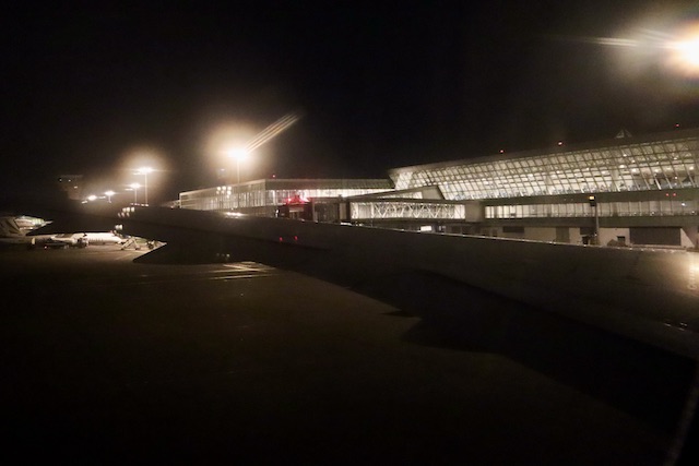 早朝のボレ国際空港