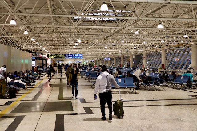 成田とは対照的に混雑しているボレ国際空港
