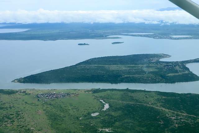 エドワード湖；対岸はコンゴ民主共和国