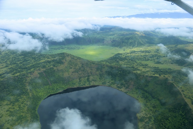ウガンダ西部の火山地帯上空