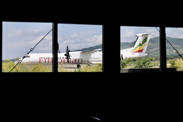待合室から眺めるエチオピア航空DHC-8機