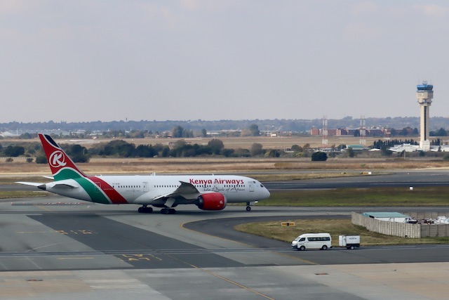 ケニア航空787機が出発