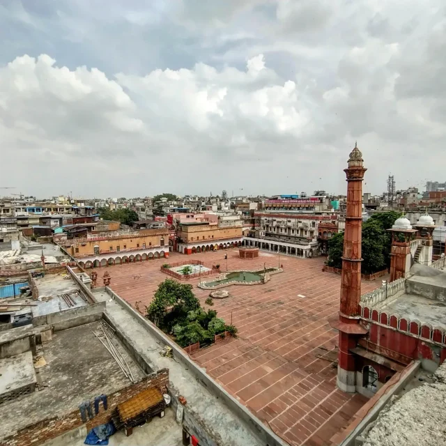 スパイスマーケットの屋上から眺める古いモスクの広場