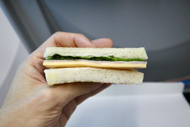 サンドイッチはハムとチーズが挟まれてる