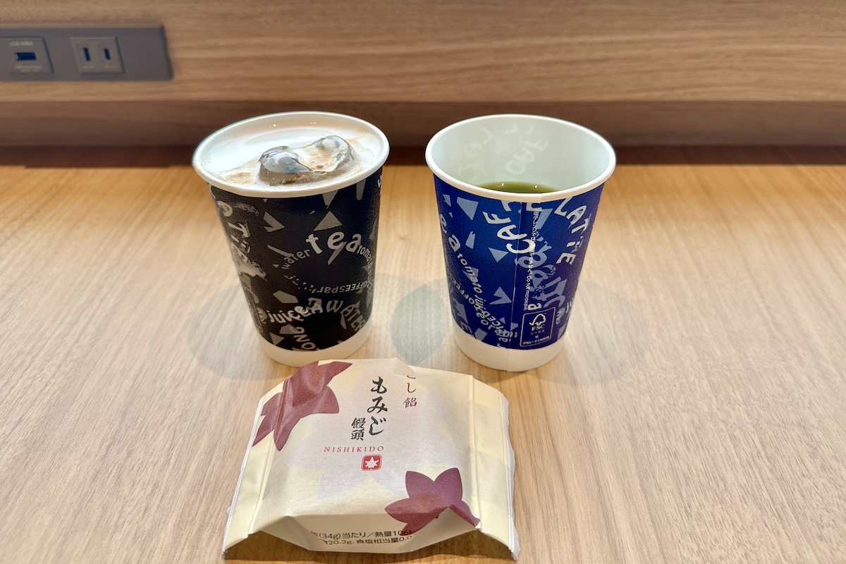 ドリンクと無料のもみじ饅頭