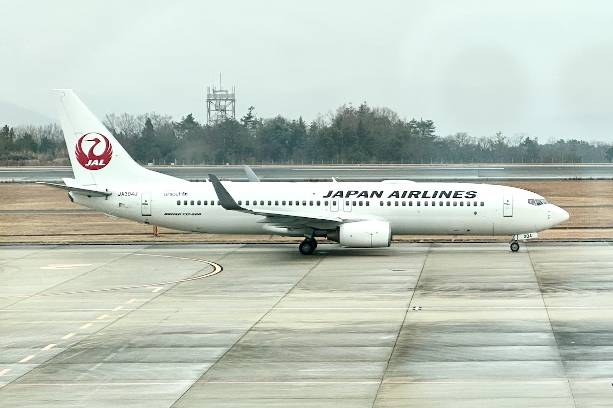 ラウンジから眺めるJAL737機