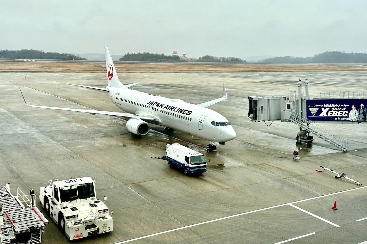 ラウンジから眺めるJAL737機