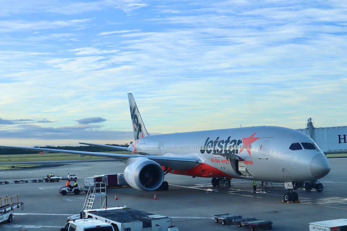 IMG 8578 朝焼けとジェットスター航空787