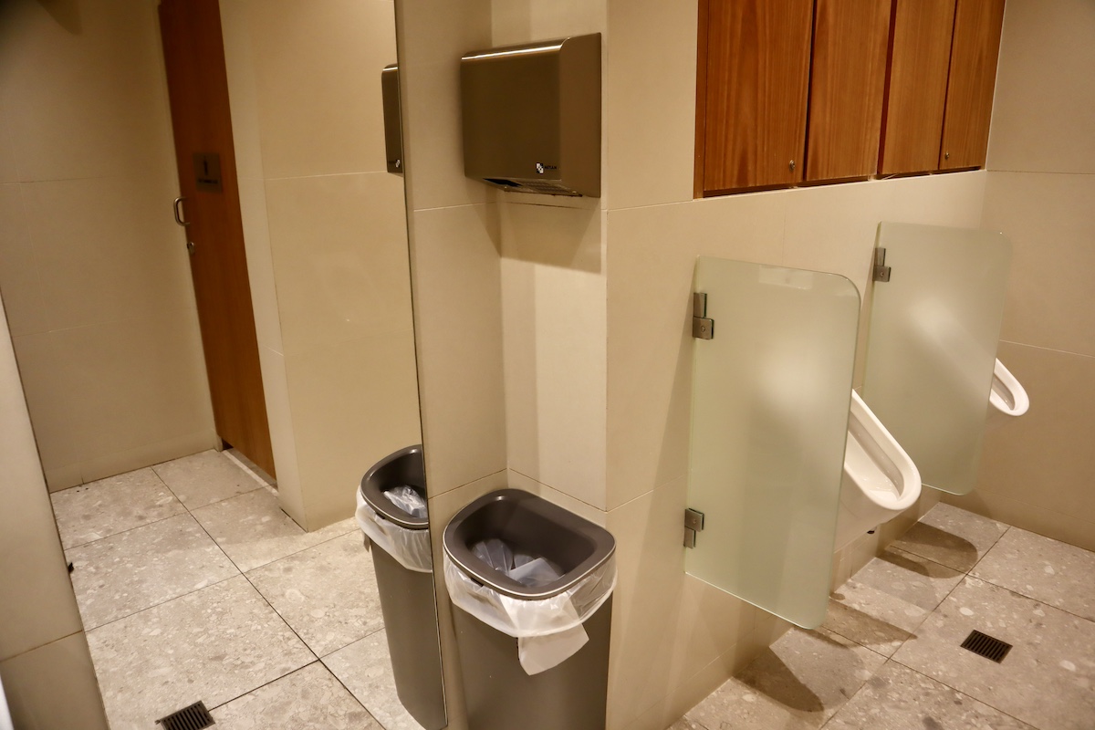 IMG 8678 男性トイレ内