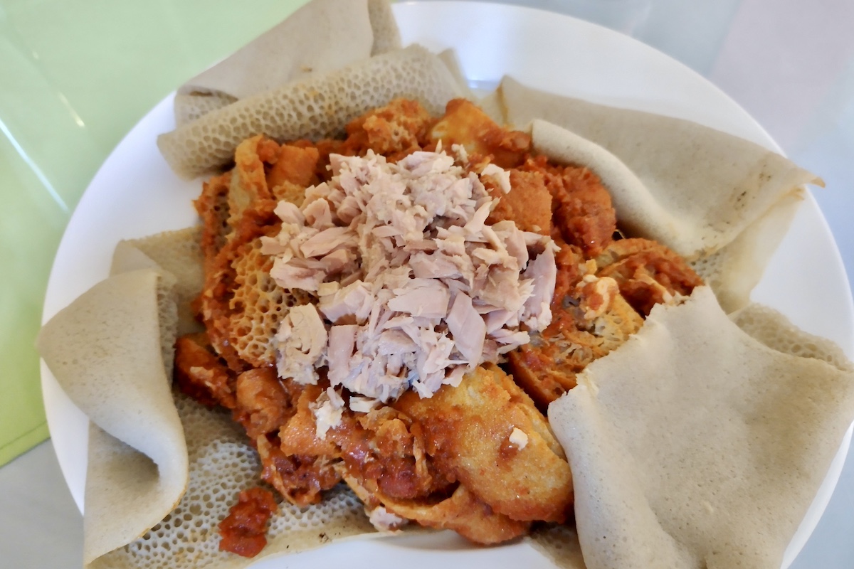 道中の昼食として食べたツナのインジェラ