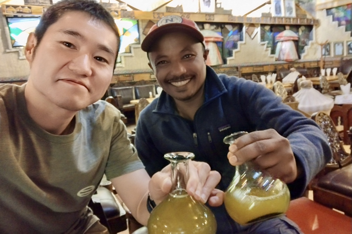 お世話になったアシューさんとテッジ（蜂蜜酒）で乾杯