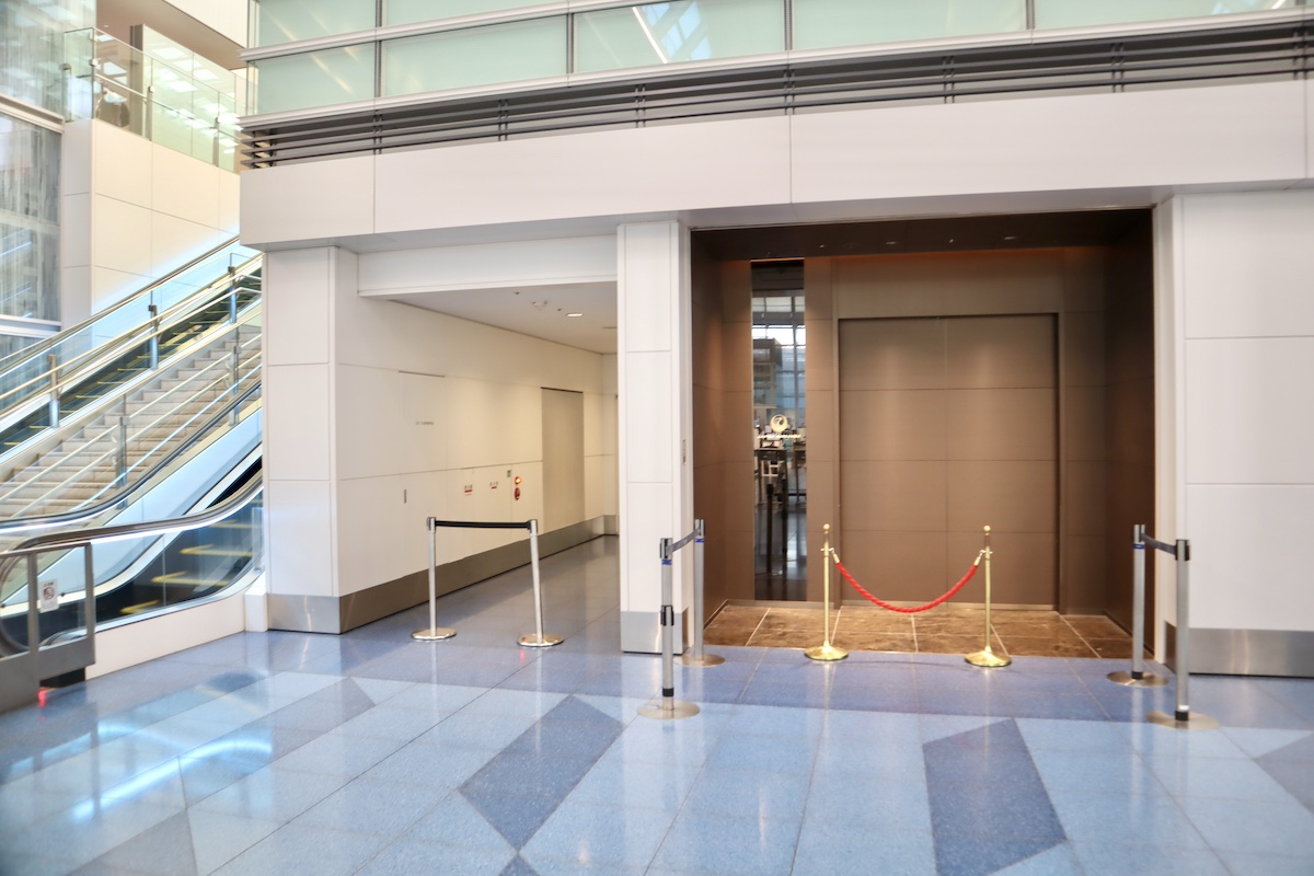 IMG 8891 オープン前の「JAL First Class Entrance」