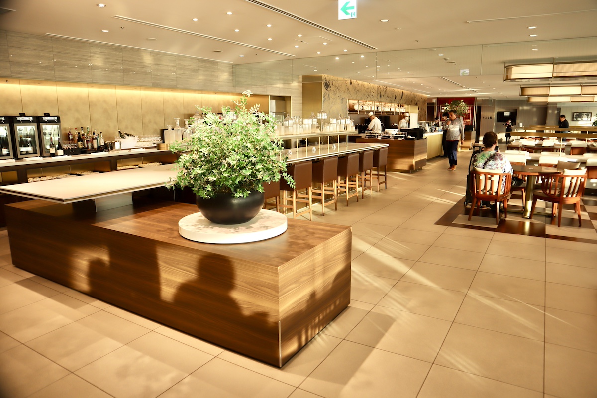 JALファーストクラスラウンジ「JAL's Table」エリア内観