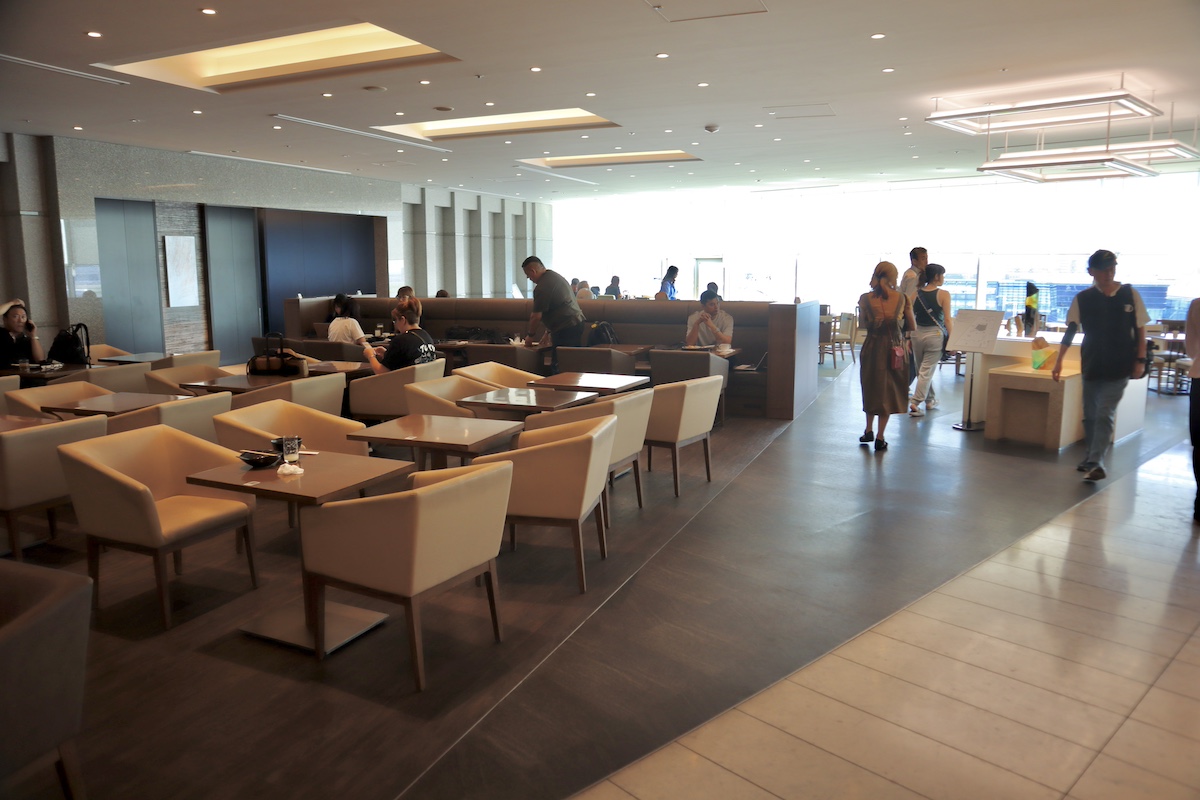 IMG 9002 羽田空港国際線JALサクララウンジ内観