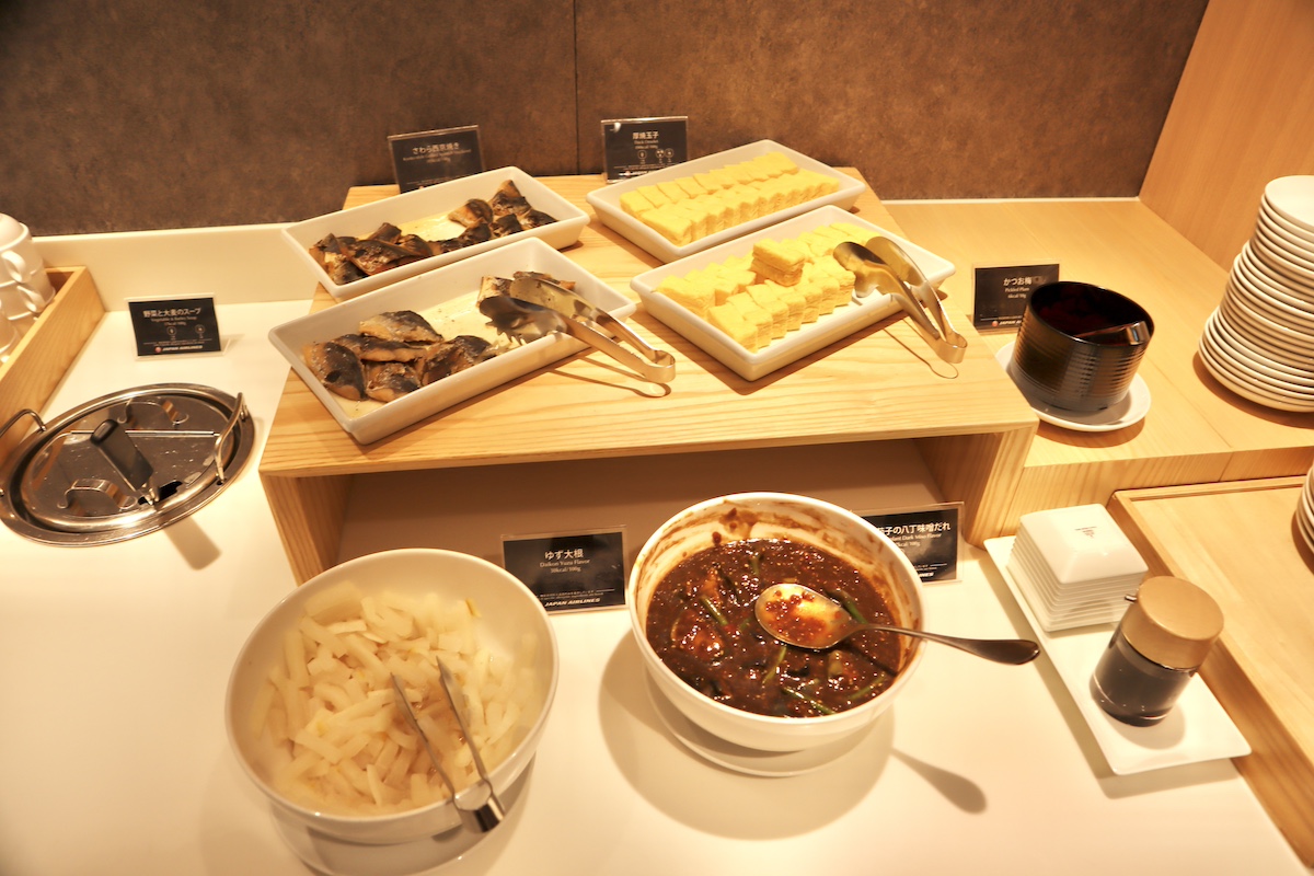 和食御膳コーナーでは焼き魚が用意されている