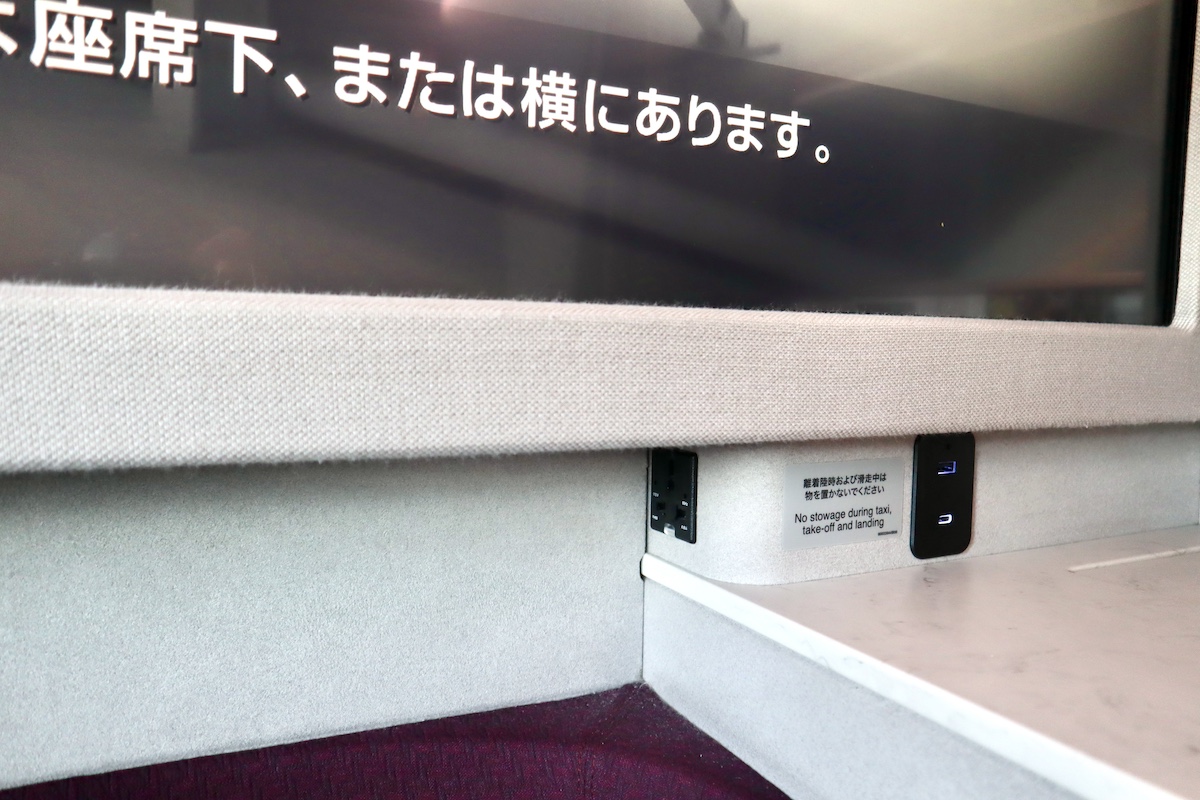 IMG 9084 JALA350-1000ファーストクラス座席電源各種
