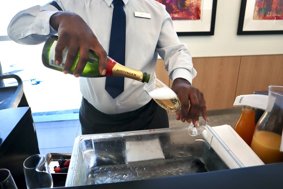 IMG 9167 入室時はシャンパンで歓迎される