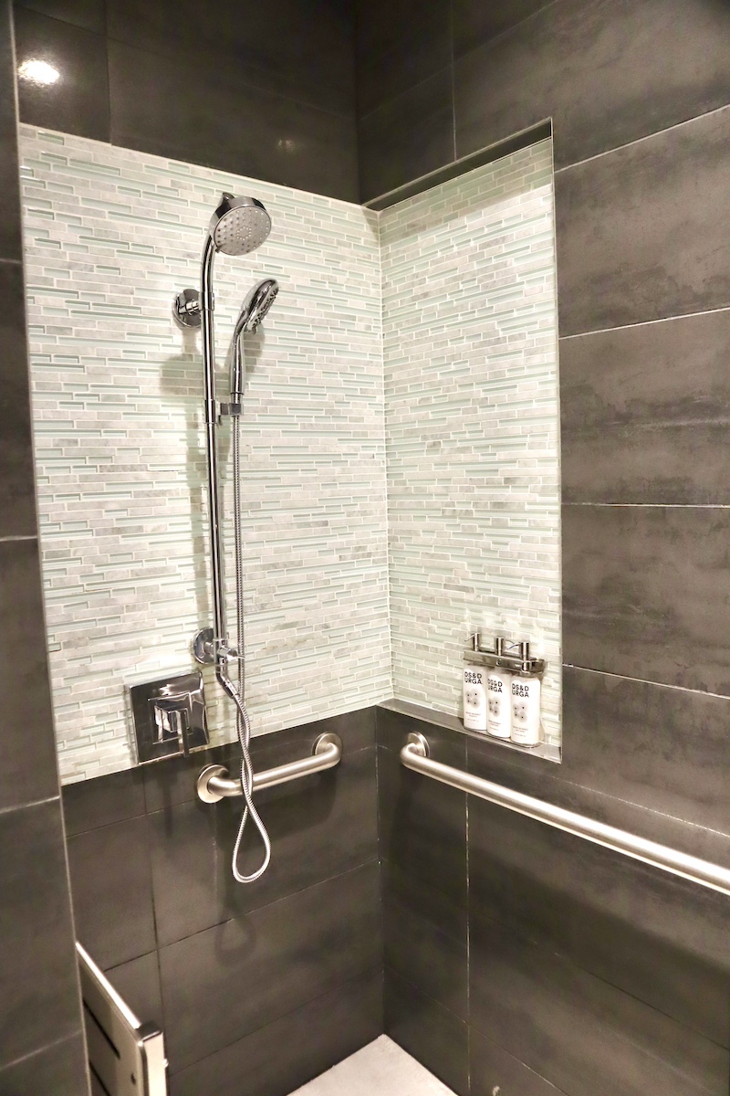 IMG 9171 フラッグシップラウンジのシャワー室内観