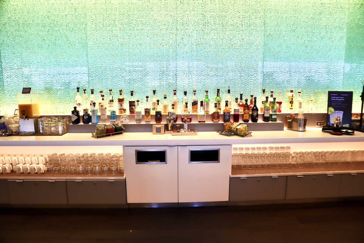 IMG 9220 セルフサービスのカクテルバー