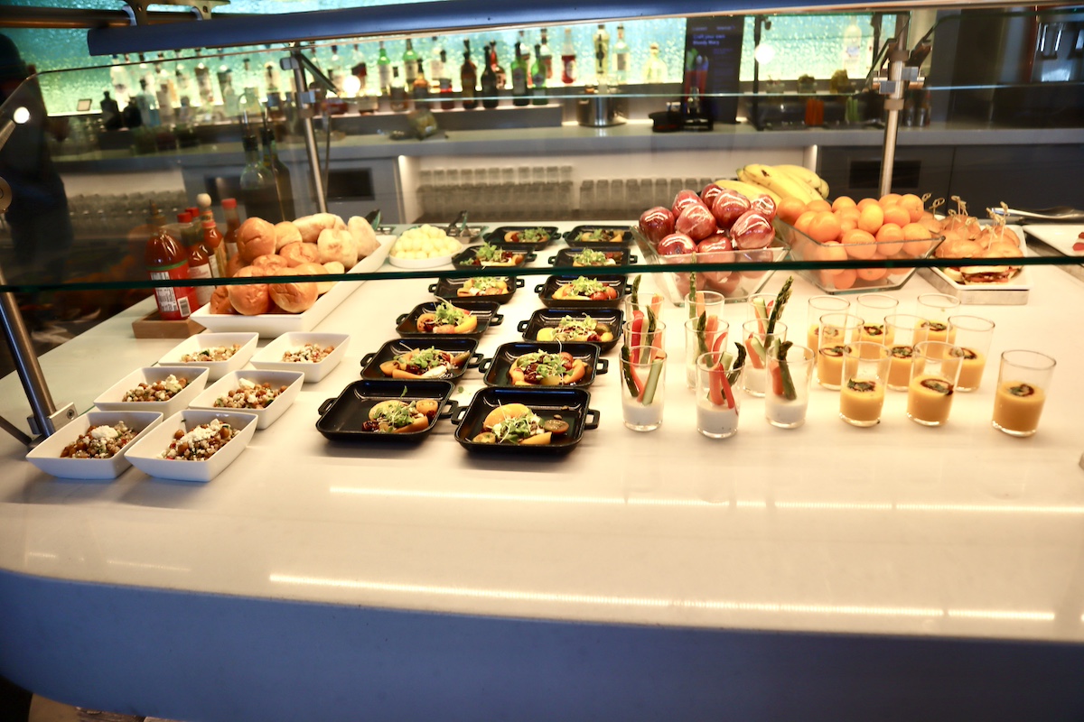 IMG 9252 ランチビュッフェの並び