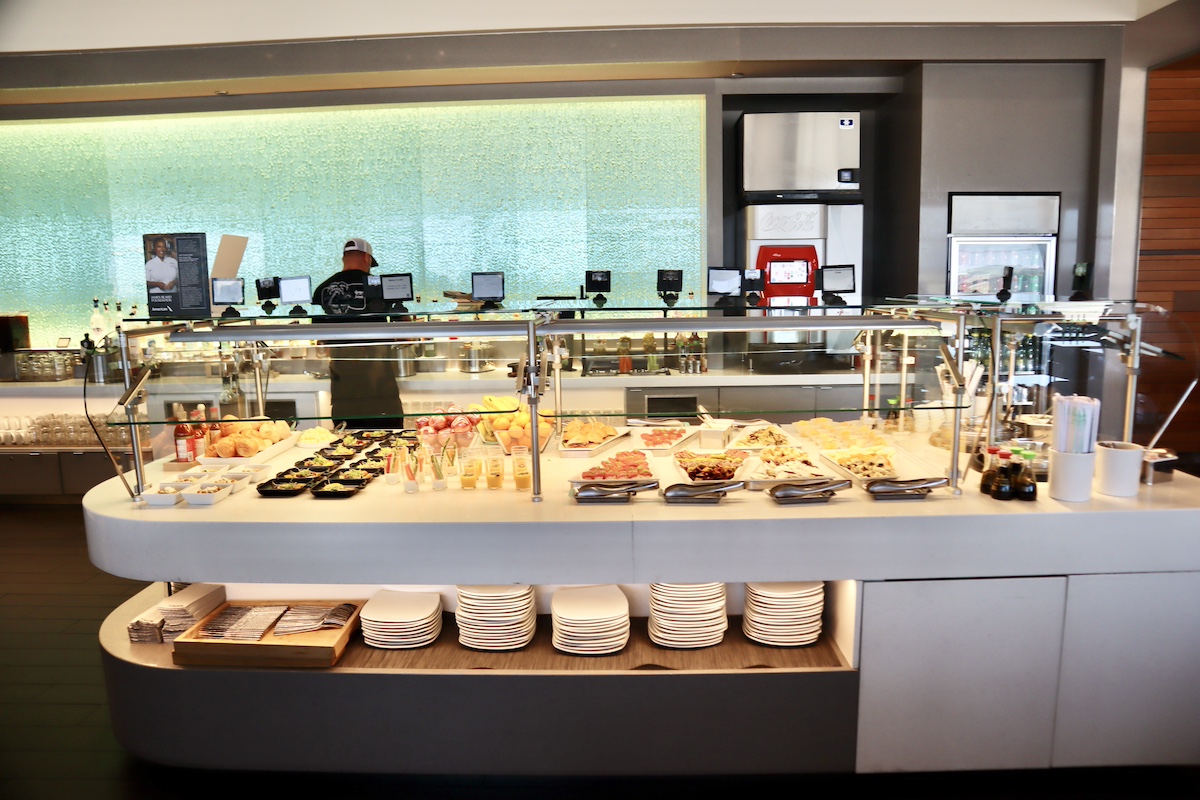 フラッグシップラウンジのビュッフェカウンター