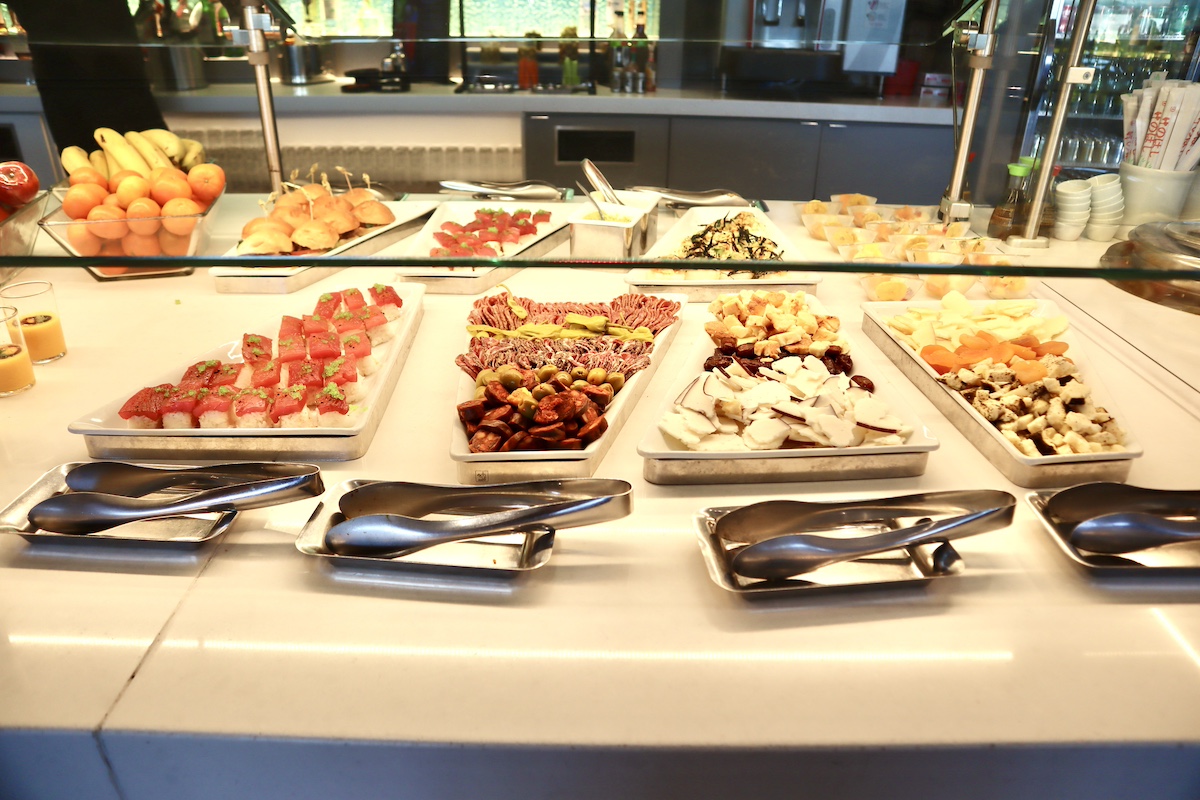 IMG 9254 ランチビュッフェの並び