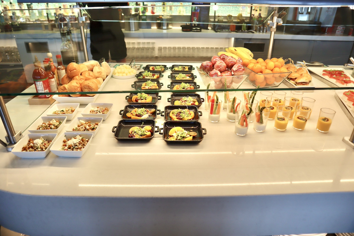 IMG 9255 ランチビュッフェの並び