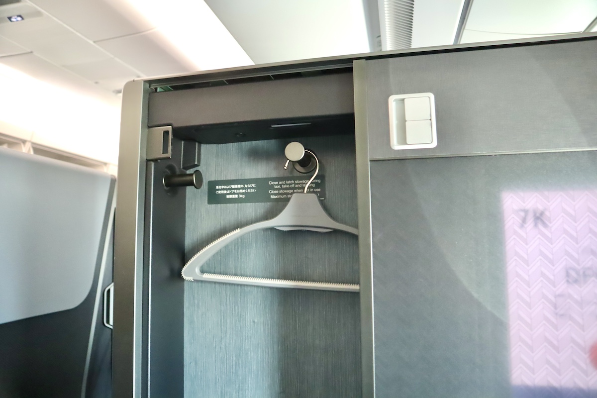 IMG 9306 JALのA350-1000ワードローブ