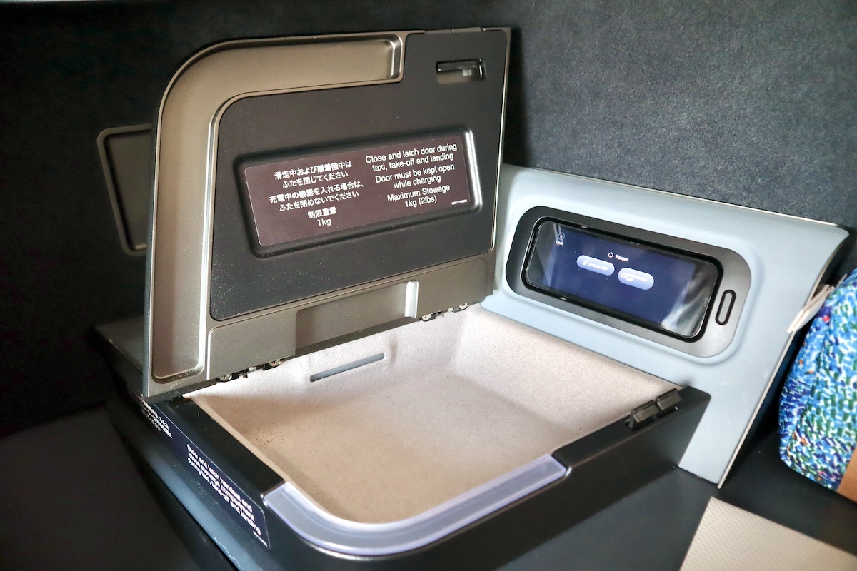 IMG 9308 JALA350-1000座席脇収納ボックス2