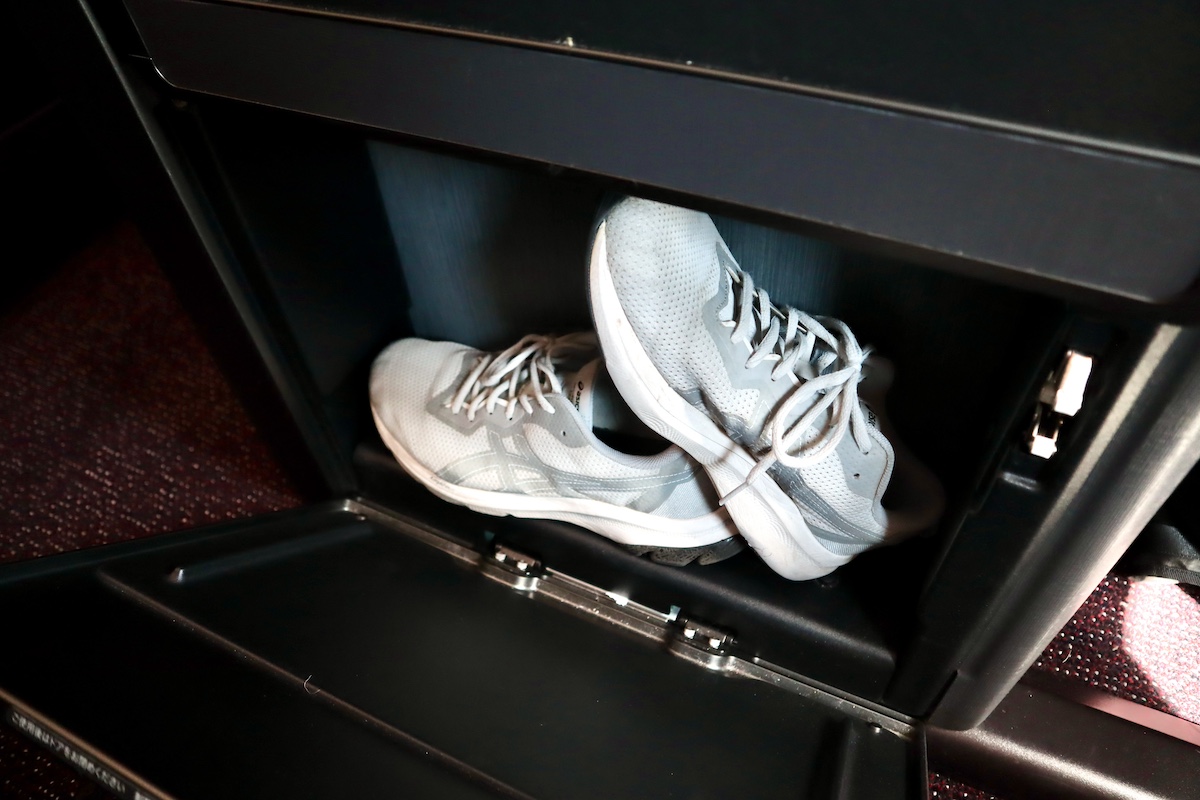 IMG 9311 JALのA350-1000シューズラック