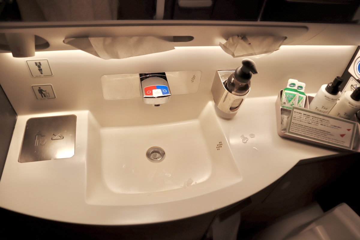 IMG 9371 化粧室の洗面台