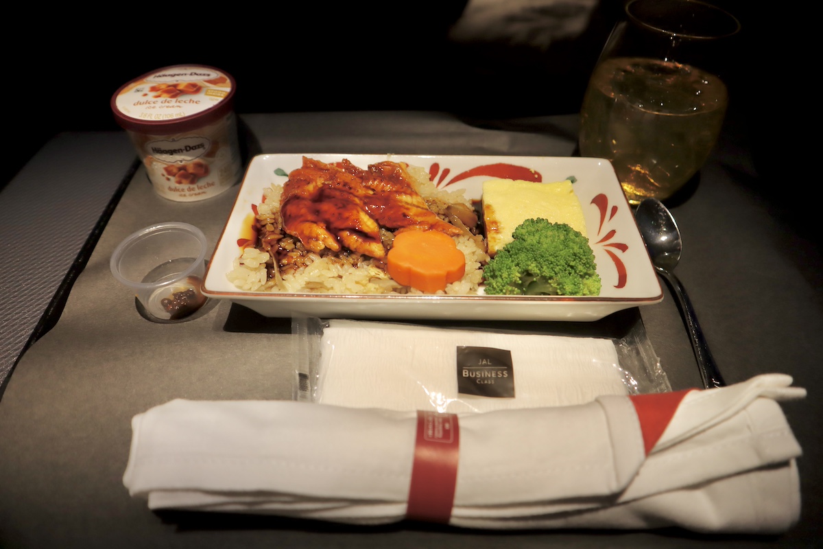 IMG 9383 軽食メニューの鰻とアイスクリーム