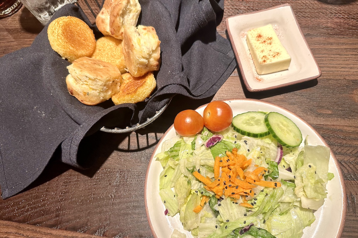 Texas 9 無料の自家製パンとサラダ