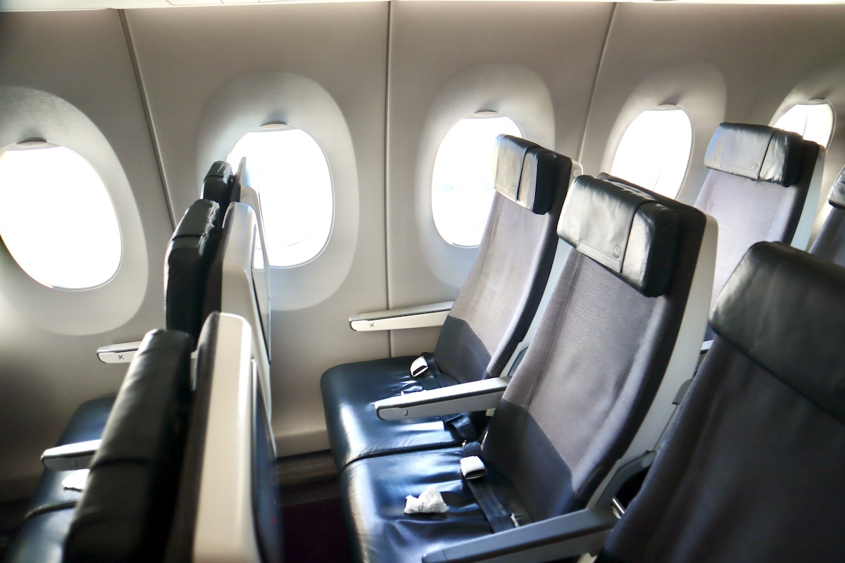 IMG 9415 JALA350普通席のクッションはLCC感ある