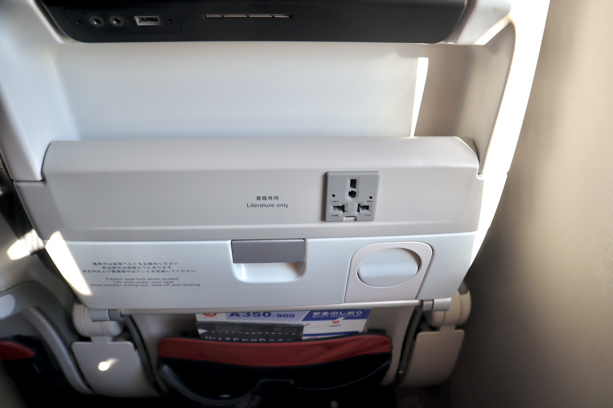 JALA350-900普通席PC電源と折り畳みテーブル