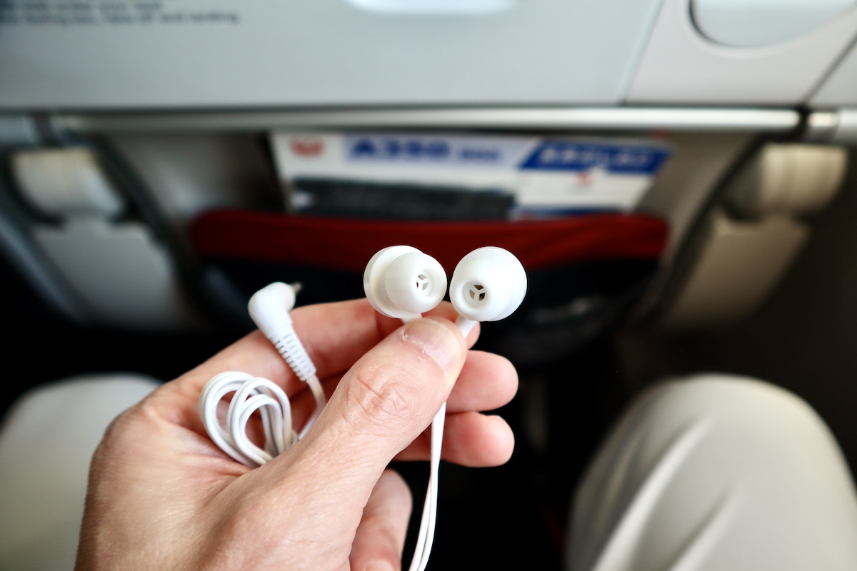 IMG 9426 JAL普通席イヤフォン