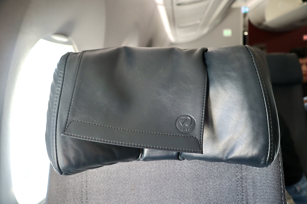IMG 9432 JALA350普通席可動式ヘッドレスト
