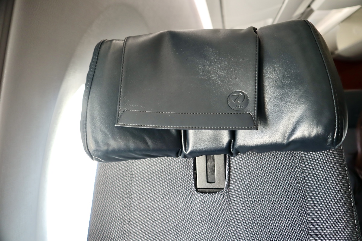 IMG 9433 JALA350普通席可動式ヘッドレスト