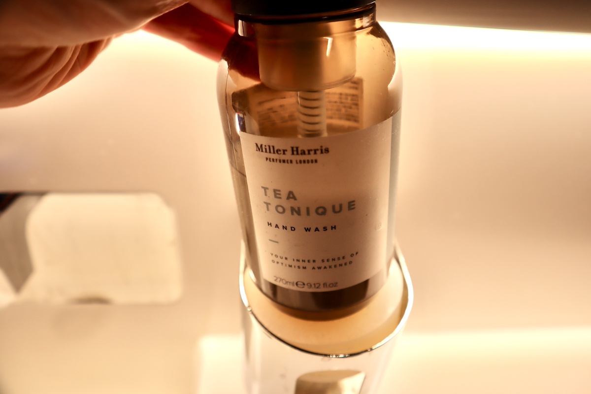 IMG 9489 JAL普通席の化粧室には高級ハンドソープ!