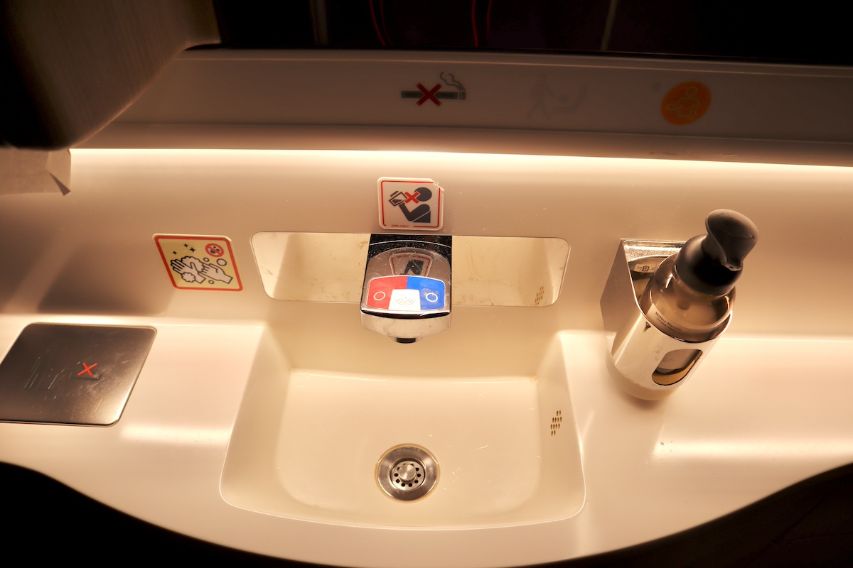 IMG 9490 JALA350普通席化粧室洗面台